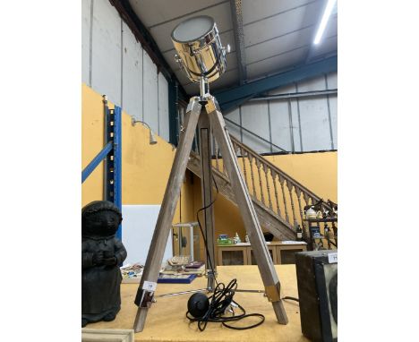 A CHROME SPOT LIGHT ON WOODEN TRIPOD STAND (NEW) 