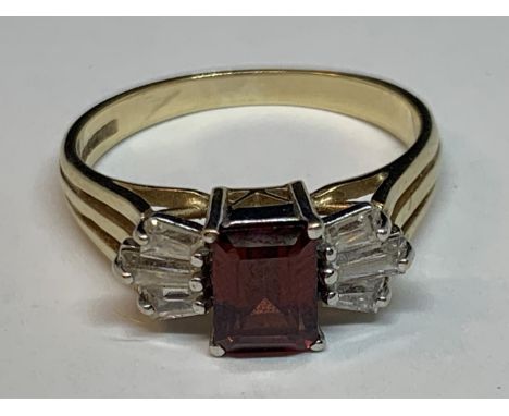 A 9 CARAT GOLD RING WITHA CENTRE SQUARE RED GARNET WITH CUBIC ZIRCONIAS TO THE SHOULDERS SIZE Q 