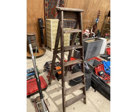 A VINTAGE FIVE RUNG WOODEN STEP LADDER 