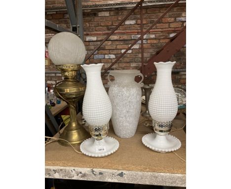 A VINTAGE BRASS OIL LAMP CONVERTED TO ELECTRICITY, A PAIR OF WHITE GLASS OIL LAMP STYLE LAMPS PLUS AN URN STYLE GLASS VASE 