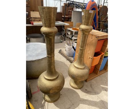 A PAIR OF LARGE DECORATIVE VINTAGE BRASS URNS (H:122CM) 