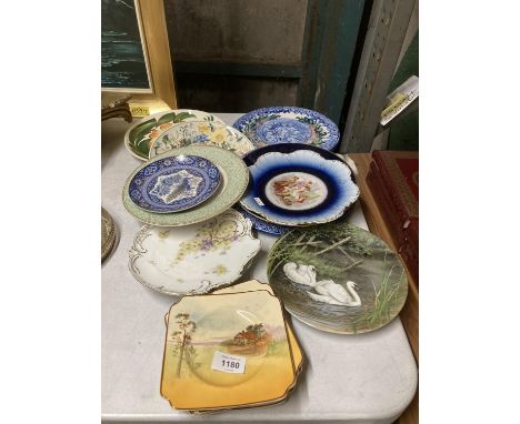 A QUANTITY OF VINTAGE CABINET PLATES TO INCLUDE MAJOLICA STYLE, ROYAL DOULTON, WEDGWOOD, ETC 