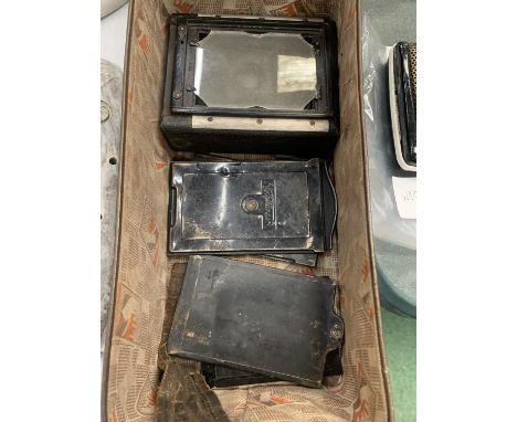 A VINTAGE VOIGTLANDER FOLDING CAMERA 