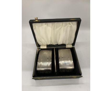 A VINTAGE CASED BIRMINGHAM HALLMARKED SILVER TWIN BRUSH AND COMB SET 