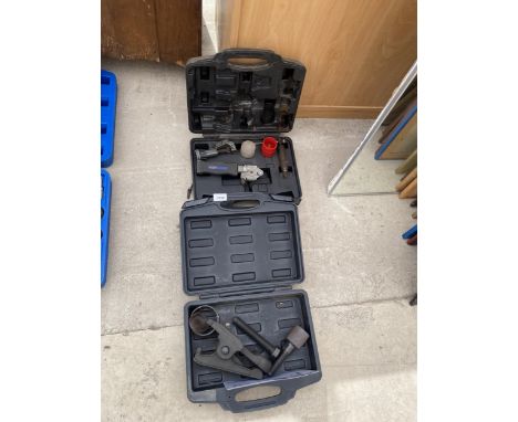 AN ASSORTMENT OF TOOLS TO INCLUDE A FORD TRANSIT BALL JOINT TOOL 