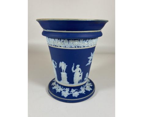 AN EARLY 19TH CENTURY WEDGWOOD JASPERWARE DIP VASE WITH CLASSICAL FIGURES, HEIGHT 15.5CM 