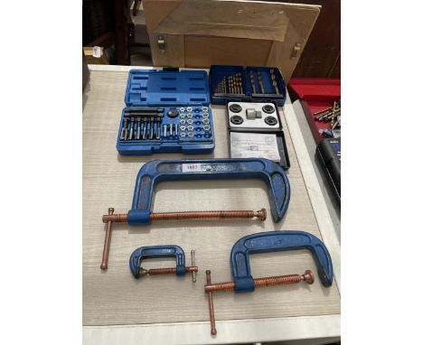 AN ASSORTMENT OF TOOLS TO INCLUDE G CLAMPS AND A THREAD REPAIR KIT 