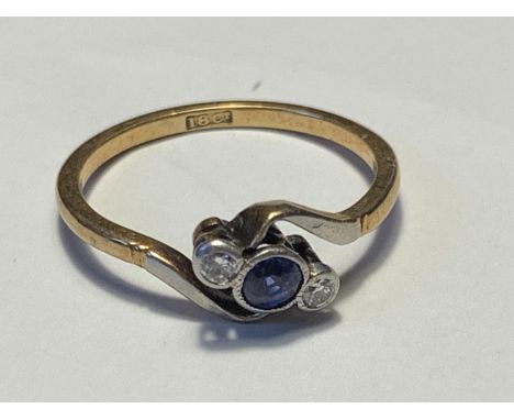 AN 18 CARAT GOD RING WITH A CENTRE SAPPHIRE AND A DIAMOND EACH SIDE ON A TWIST DESIGN SIZE K/L GROSS WEIGHT 2.29 GRAMS 