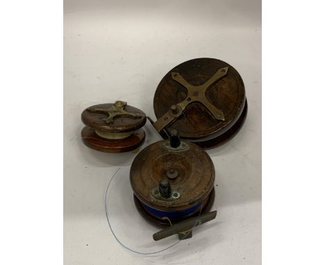 A COLLECTION OF THREE VINTAGE WOODEN FISHING REELS 
