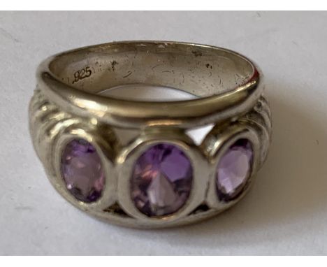 A SILVER AND AMETHYST RING IN A PRESENTATION BOX 
