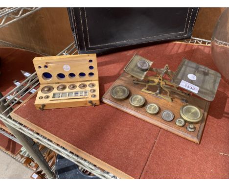 A SET OF VINTAGE BRASS POST OFFICE SCALES WITH WEIGHTS AND A FURTHER SET OF WEIGHTS 