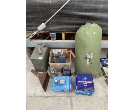 AN ASSORTMENT OF ITEMS TO INCLUDE A VINTAGE FUEL CAN, LAMPS AND FLOODLIGHTS ETC 