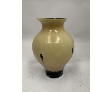 A 1970'S CAITHNESS IVORY GLASS VASE 