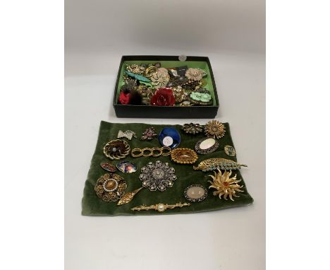 A LARGE QUANTITY OF VINTAGE BROOCHES 