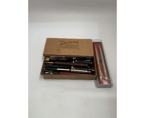 A QUANTITY OF VINTAGE PENS TO INCLUDE A PRKER PEN WITH A GALLON TO LITRE CONVERTER 