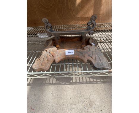 A VINTAGE CAST IRON BOOT SCRAPPER 
