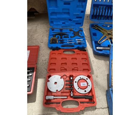 AN ASSORTMENT OF MECHANICS TOOLS TO INCLUDE AN ENGINE TIMING TOOL KIT ETC 
