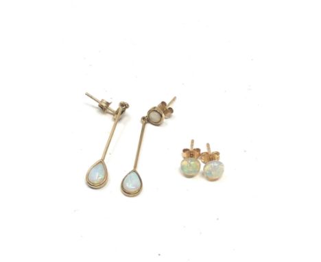 2 x 9ct gold opal earrings (2.5g)