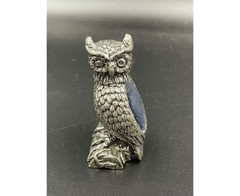 A Vintage pin cushion in the form of an owl