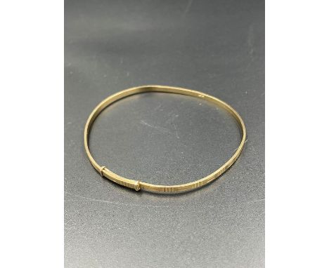 A 9ct gold Childs adjustable bangle (2.7g)