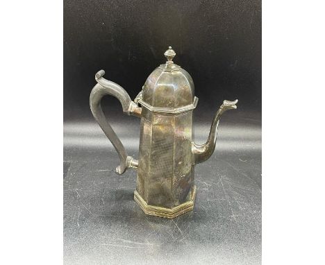 A silver coffee pot with domed top and finial (583g Total Weight) 1896 by Daniel &amp; John Welby