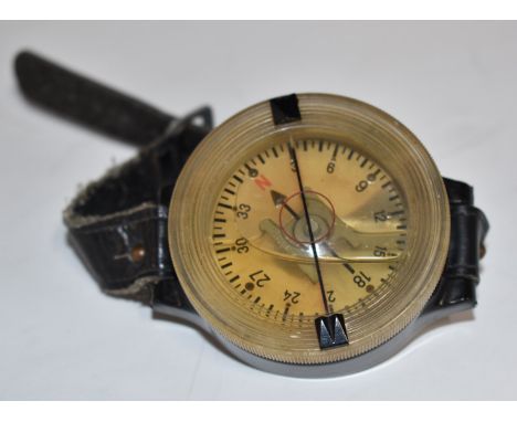 WW2 FL 23235-1 AK 39 Bakelite wrist compass numbered 30222949