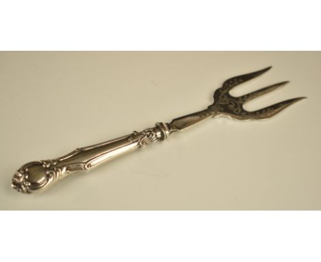Victorian or Edward VII hallmarked silver handled pickle fork with silver plated tines, handle Sheffield 1901, length 18cm