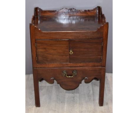 19thC mahogany tray top commode, W59 x D44 x H74cm