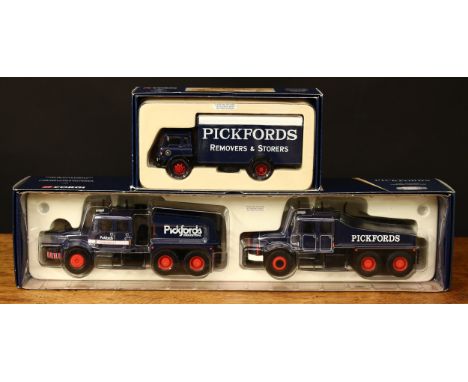 Corgi and Corgi Classics 1:50 scale models, comprising 17904 Pickfords two Scammell Contractors set, boxed with certificate, 