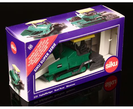 Siku 1:50 scale Super Series 3131 road paver, window boxed 