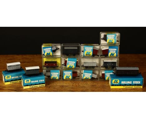 A collection of Graham Farish N Gauge rolling stock, each in perspex cases or boxes (16)