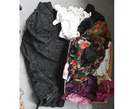 Miscellaneous vintage clothing,&nbsp; to include shawls, a fur coat, etc  