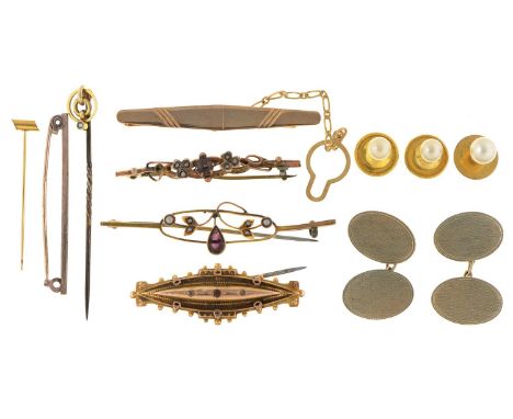 Miscellaneous gold articles, to include a pair of 9ct gold cufflinks and shuttle shaped brooch marked 15ct, etc, approximatel