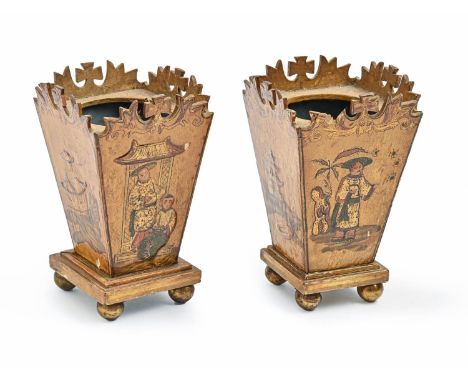 A pair of Regency style japanned wood vases, first half 20th c, of tapered square shape and decorated with chinoiseries, bras