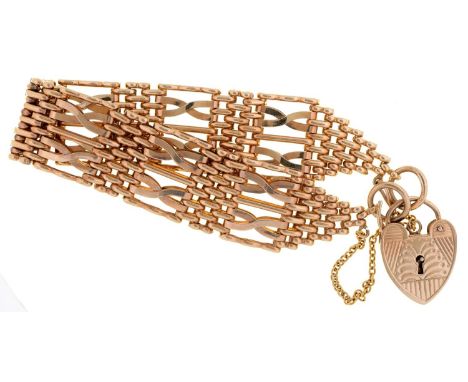 A 9ct gold gate bracelet and padlock, 16cm l, 33.6g  Good condition