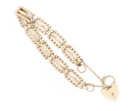 A 9ct gold gate bracelet and padlock, 16.5cm l, 7g  Good condition