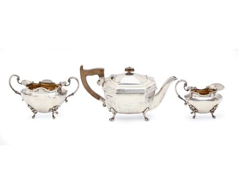 A George VI silver teapot, on four hoof feet, 14.5cm h, by Viners Ltd, Sheffield 1938, 18ozs 16dwts  Light wear