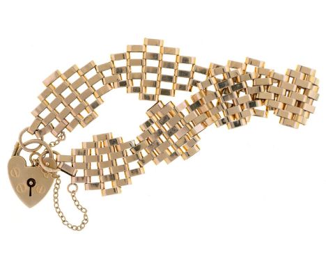 A 9ct gold&nbsp; gate bracelet and padlock,&nbsp; 18cm l, 11.5g  Good condition