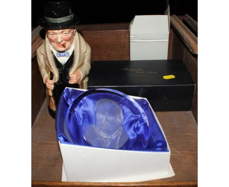A limited edition circular glass cameo of Winston Churchill, centenary 1874 by R. Strand 113/5000, a Royal Doulton character 
