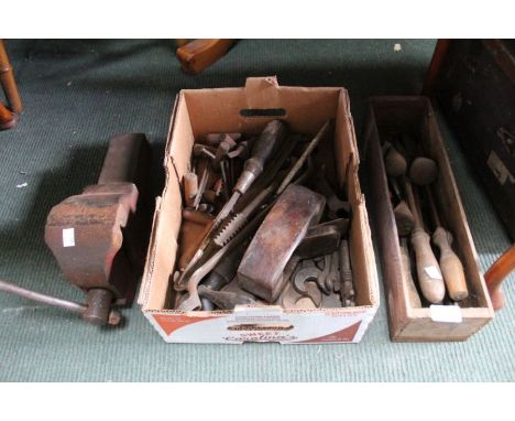 A selection of tools various to include a bench vice