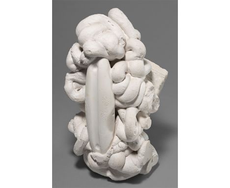 Tony Cragg (Liverpool 1949 – lebt in Wuppertal). „Extrusion“. 1990Gips.  30&nbsp;×&nbsp;16&nbsp;×&nbsp;17&nbsp;cm (11&nbsp;¾&