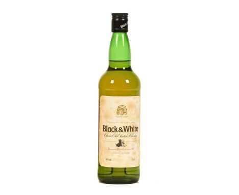 A bottle of Black and White Choice Old Scotch Whisky, 43% vol. 75 cl. *