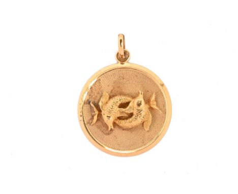 A Pisces circular pendant, stamped 750 also 1AR, 13.5 grams (see illustration).   CONDITION REPORT:  This is 3.2 cm in diamet