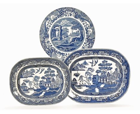 A Spode Italian circular cake plate and Victorian Willow patterned ashettes.