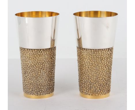 A pair of silver beakers, S Devlin, London 1969, 14cmH total 529g