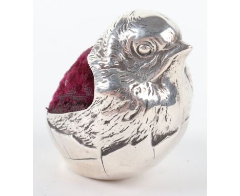 A 20th century silver pin cushion, Sampson &amp; Morden &amp; Co, Chester 1923, in the form of a bird, 4.5cmH, 29g