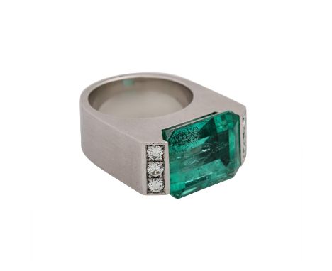   Ring mit großem Smaragd ca. 20 ct,  8-eckiger Treppenschliff, Wachstumsmerkmale, seitlich kleine Brillanten zus. ca. 0,6 ct