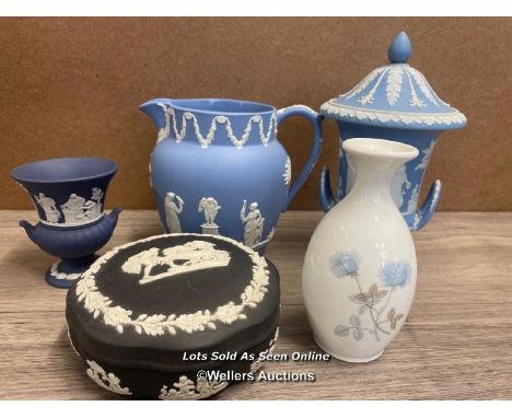 WEDGWOOD JASPERWARE INCLUDING A TWO HANDLED VASE AND COVER (CHIPPED), JUG, SMALL VASE AND  TRINKET BOX WITH A SMALL WEDGEWOOD