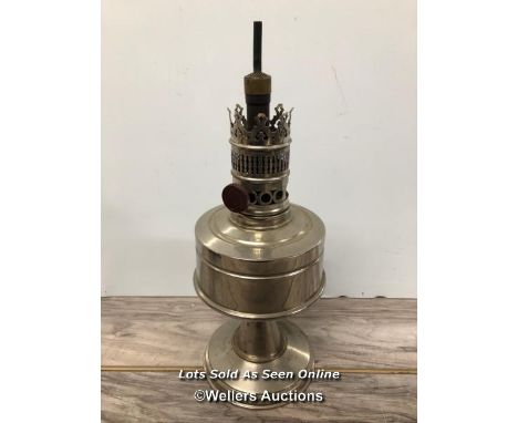 *TITUS TITOLANDI OIL LAMP