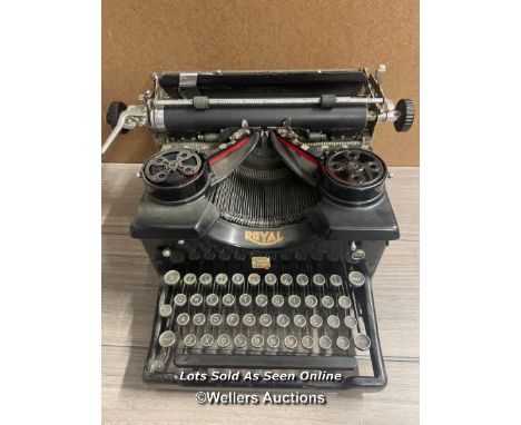 ROYAL TYPEWRITER. QWERTY KEYBOARD